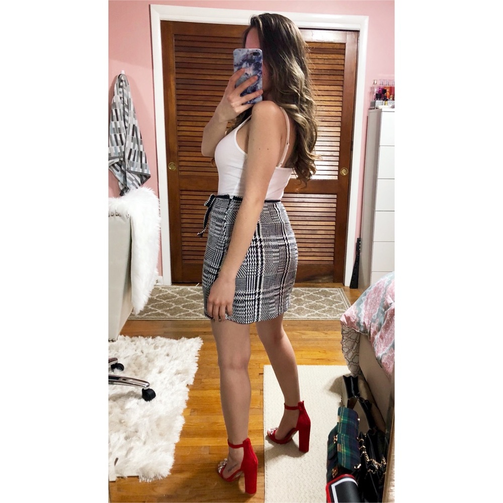 ๐SALE! LAST ONE โClassy Lady" Mini Skirt - Picture 6 of 7